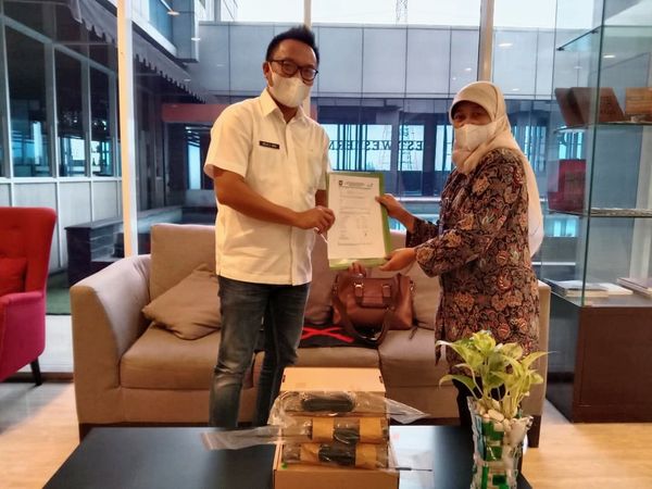 Bupati Morut Delis J. Hehi, serah terima alat rekam portabel dari Dukcapil Kemendagri - (Ada 0 foto)